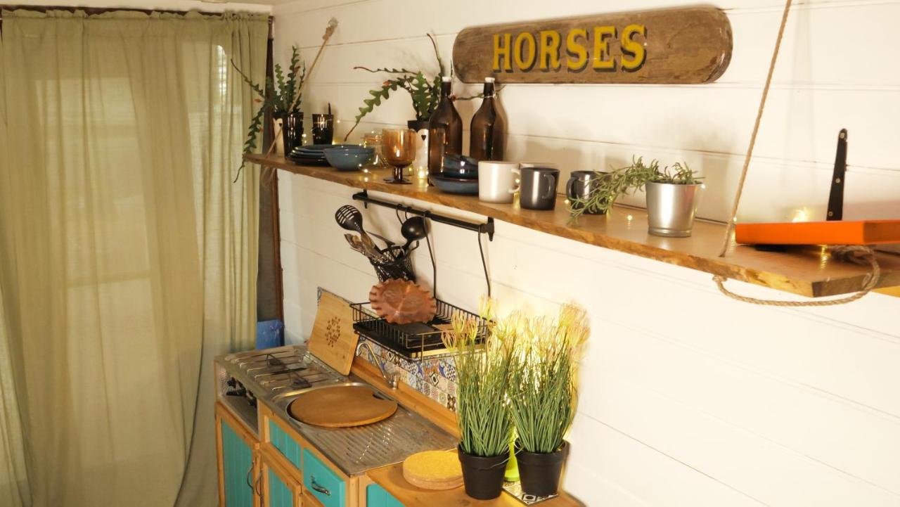 Balcombe Quirky Vintage Horsebox Conversion With Stunning Views Of Ardingly Reservoir מראה חיצוני תמונה