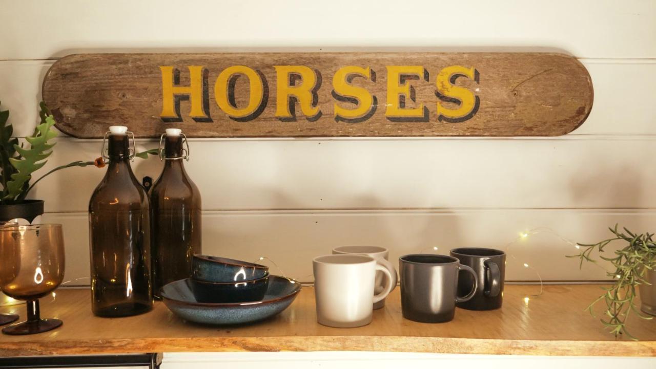 Balcombe Quirky Vintage Horsebox Conversion With Stunning Views Of Ardingly Reservoir מראה חיצוני תמונה