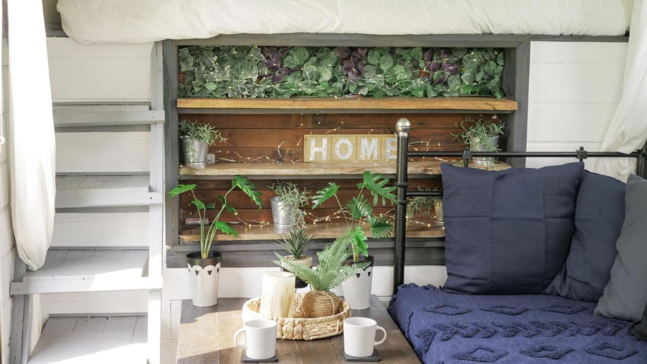 Balcombe Quirky Vintage Horsebox Conversion With Stunning Views Of Ardingly Reservoir מראה חיצוני תמונה